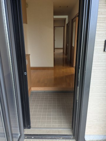 中古戸建　秋間みのりが丘の玄関|高低差が少ない上がり框で、玄関の出入りがしやすいです。