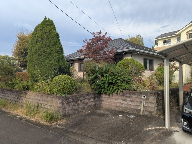中古戸建　秋間みのりが丘の庭|道路からの視線を植栽がさえぎり、プライバシーを確保しています。