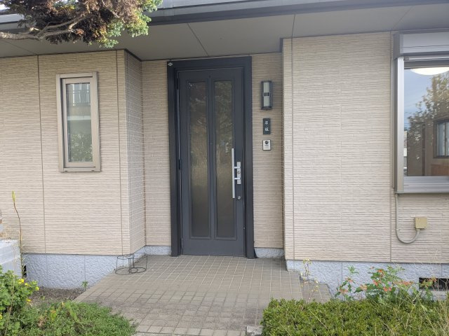 中古戸建　秋間みのりが丘の玄関|シンプルですっきりとした印象の玄関です。