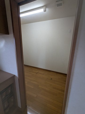 中古戸建　秋間みのりが丘の収納|1階玄関横には大容量の納戸付です。換気窓付きなのでちょっとした作業スペースにも使えそうです。