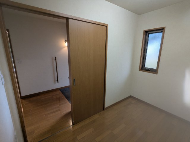 中古戸建　秋間みのりが丘の収納|玄関すぐに納戸があるので、家の内外の荷物をまるっと収納できます。