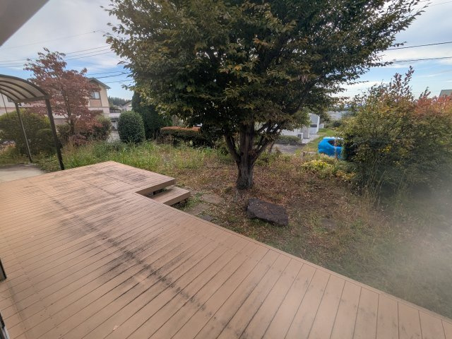 中古戸建　秋間みのりが丘の庭|お庭につながる広めのウッドデッキがあります。天気の良い日はこちらでティータイムを楽しめます。