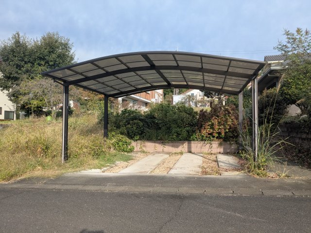 中古戸建　秋間みのりが丘の駐車場|屋根付きカーポートは2台分確保。悪天候から大切なお車を守ります。