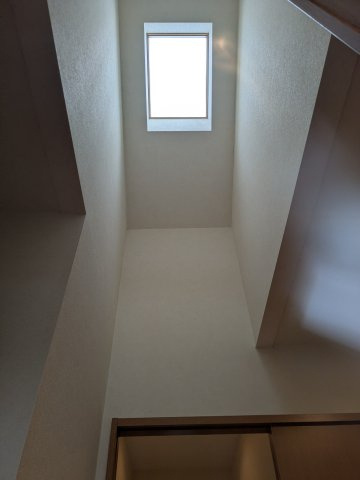 中古戸建　秋間みのりが丘の内装|トップライト（天窓）から柔らかな明かりが降り注ぎます。