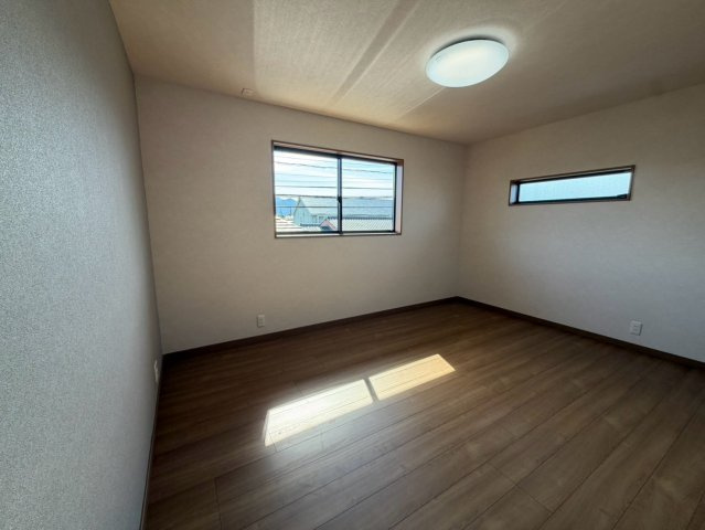 山口市矢原755-16 リノベーション中古住宅の洋室|売主提供写真。2階洋室（階段右横・別角度）。