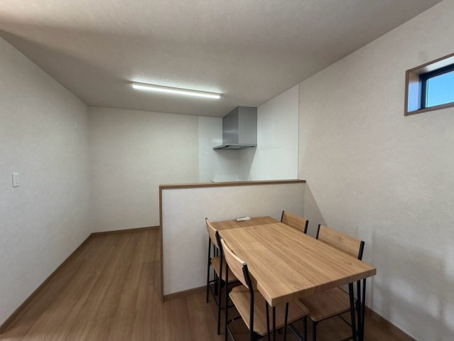 山口市矢原755-16 リノベーション中古住宅の居間・リビング|売主提供写真。LDK（別角度）。