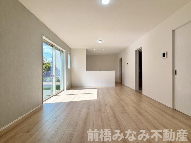 【新築】高崎市倉賀野町　限定１棟　ハートフルタウン　新築建売の居間・リビング|こちらの居間で趣味の時間をお楽しみください