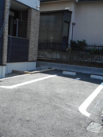 モア　コンフォートの駐車場