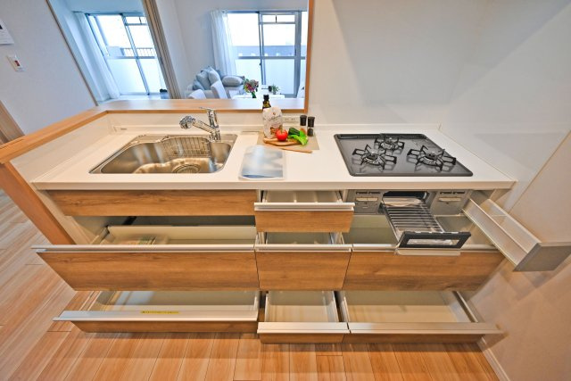 公社千里山田Ｄ住宅A-2棟のキッチン|収納力のあるシステムキッチンで、散らかりがちなキッチンも整然と使えます。