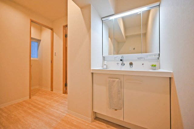 公社千里山田Ｄ住宅A-2棟の独立洗面台|明るく使いやすい3面鏡付きの洗面化粧台です。広いボウルの洗面台のため、軽い衣類の汚れなども手早く洗えます。