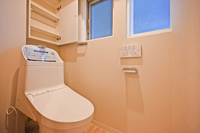 公社千里山田Ｄ住宅A-2棟のトイレ|新調済みのトイレでウォシュレット機能が付いており、清潔で心地よくご利用いただけます。