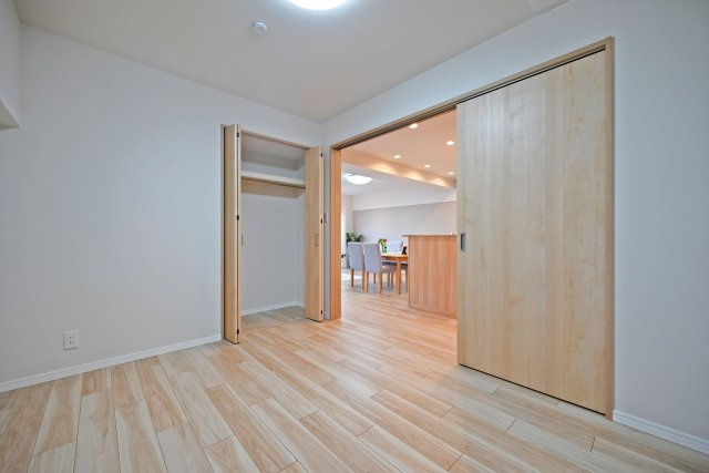 公社千里山田Ｄ住宅A-2棟の洋室|シンプルな内装でまとめられた洋室は、お好みの家具やインテリアが映える空間です。