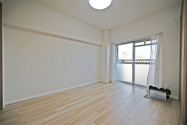 公社千里山田Ｄ住宅A-2棟の寝室|洋室約5.7帖
ライフスタイルに合わせてベッドや収納家具をレイアウトしやすい、使い勝手の良い居室です。