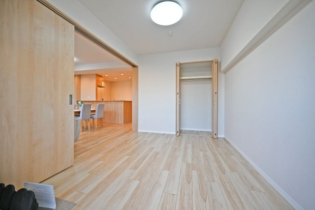 公社千里山田Ｄ住宅A-2棟の寝室|洋室との間仕切りを開放することで、より広がりのある空間としてご利用いただけます。