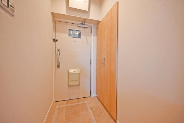 公社千里山田Ｄ住宅A-2棟の玄関|使い勝手の良い広さを確保した玄関は、靴の脱ぎ履きもスムーズに行えます。