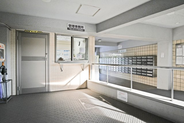 公社千里山田Ｄ住宅A-2棟のロビー|清掃が行き届いたマンション内で、毎日快適に過ごせます。