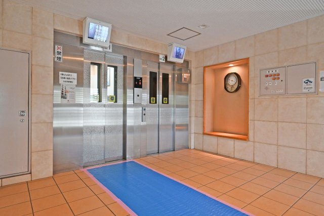 公社千里山田Ｄ住宅A-2棟のその他共用部分|エレベーター完備で、毎日の出入りや買い物の荷物もラクに運べます。