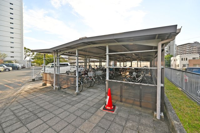 公社千里山田Ｄ住宅A-2棟の駐輪場|敷地内に駐輪場を備えています。通勤・通学やお買い物など、自転車を利用する機会が多い方にも便利な共用設備です。
