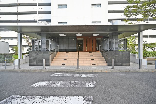 公社千里山田Ｄ住宅A-2棟の外観|清掃が行き届いたマンション内で、毎日快適に過ごせます。