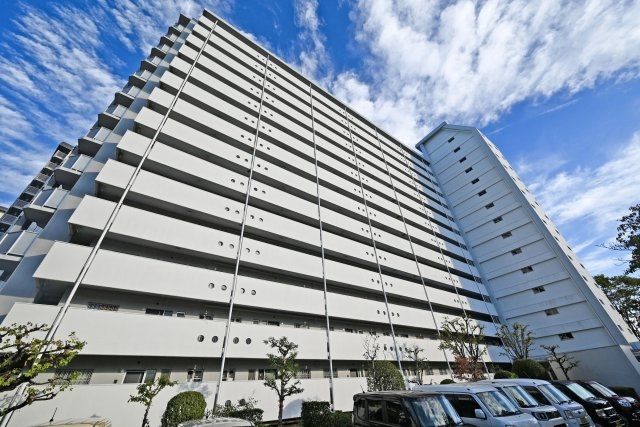 公社千里山田Ｄ住宅A-2棟の外観|ご不明な税金・諸費用についても丁寧にサポートいたします。現地見学で、住まいのイメージやご希望をぜひお聞かせください。