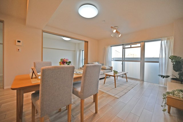 公社千里山田Ｄ住宅A-2棟のダイニング|シンプルな内装でまとめられた洋室は、お好みの家具やインテリアが映える空間です。