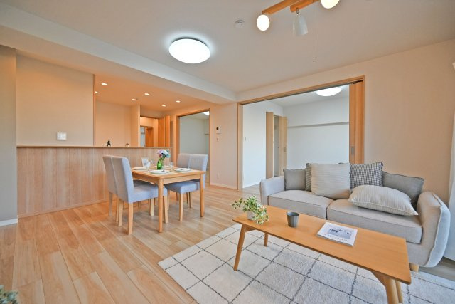 公社千里山田Ｄ住宅A-2棟の居間・リビング|家具のレイアウトがしやすく、ソファやテレビなども配置しやすい使い勝手の良いリビングです。