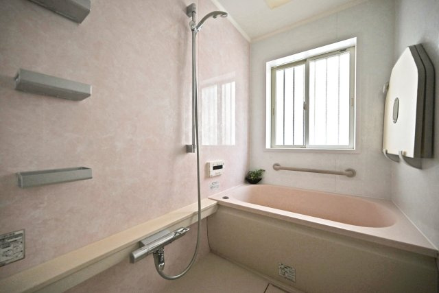 宝塚市高司1丁目中古戸建│4LDK+駐車１台可の浴室|足を伸ばしてゆっくりと寛げるサイズの浴室。のんびりと一日の疲れを癒した後はぐっすりと眠れそうですね。