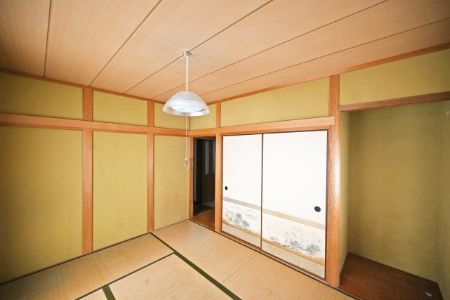 宝塚市高司1丁目中古戸建│4LDK+駐車１台可の和室|-和室6.5帖(1F)- 
1階和室6.5帖 床の間付。部屋を彩る、生け花や絵画などを飾ることもできます。