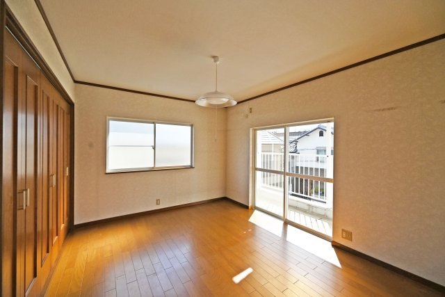 宝塚市高司1丁目中古戸建│4LDK+駐車１台可の寝室|2階主寝室想定に入ってすぐの内観写真です。 2面採光の為、採光通風ともに良好です。