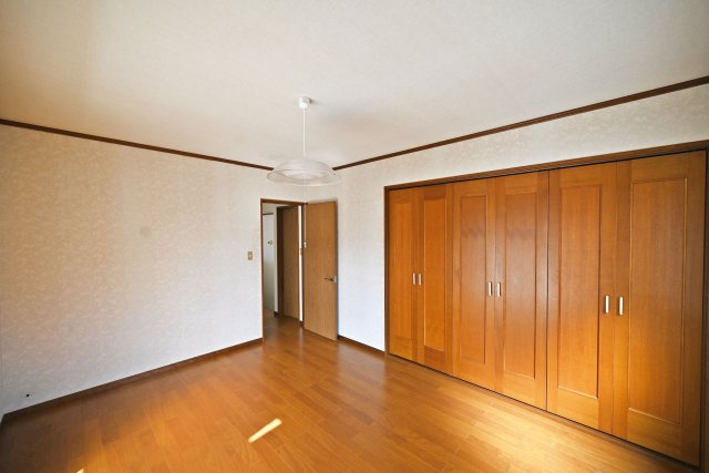 宝塚市高司1丁目中古戸建│4LDK+駐車１台可の収納|-洋室6.3帖(1F)-
クローゼットも2つ設置してあり、荷物の種類に応じて使い分けることができます。