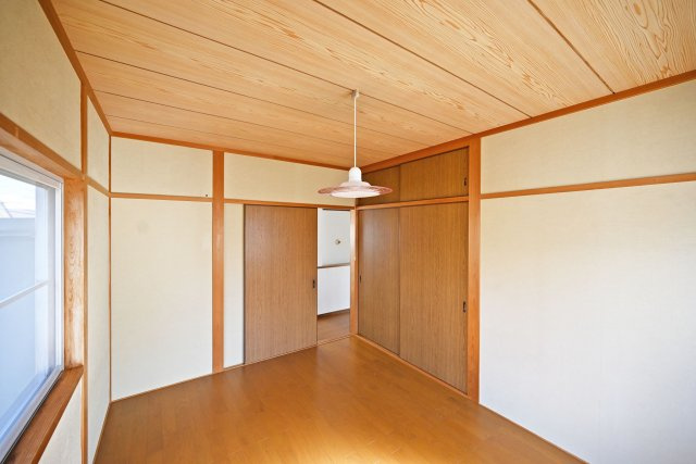 宝塚市高司1丁目中古戸建│4LDK+駐車１台可の収納|-洋室5.2帖(2F)-