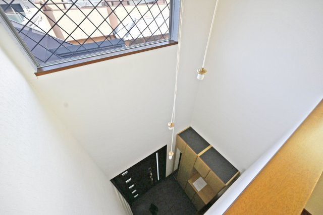 宝塚市高司1丁目中古戸建│4LDK+駐車１台可のその他|玄関上部は吹き抜けとなっております。