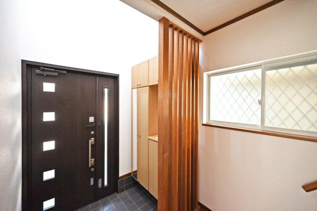 宝塚市高司1丁目中古戸建│4LDK+駐車１台可の玄関|玄関にはシューズボックスを備えており、玄関まわりをすっきりと保てます。