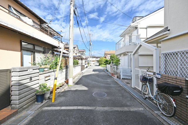 宝塚市高司1丁目中古戸建│4LDK+駐車１台可の前面道路含む現地写真|前面道路は北側に約4.9ｍ幅です。