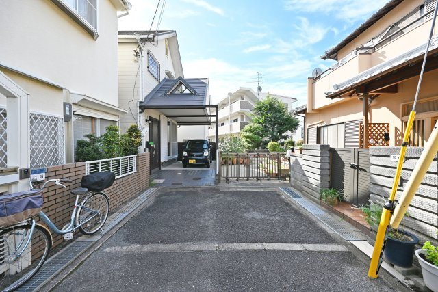 宝塚市高司1丁目中古戸建│4LDK+駐車１台可の前面道路含む現地写真|前面道路は北側に約4.9ｍ幅です。