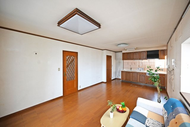 宝塚市高司1丁目中古戸建│4LDK+駐車１台可の居間・リビング|約13.5帖のリビングダイニングは家具の設置が容易な形状なので、実際に家具を設置したイメージがしやすいのがいいですね。