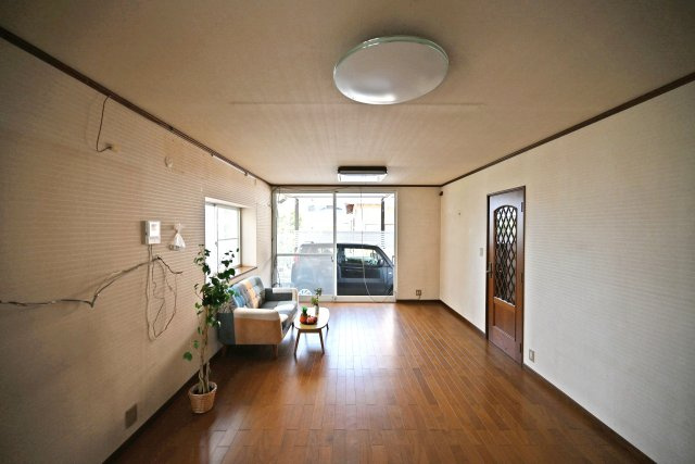 宝塚市高司1丁目中古戸建│4LDK+駐車１台可の居間・リビング|キッチン側から撮影した写真です。ダイニングテーブルとソファーセットを配置するだけのスペースは十分に確保されています。