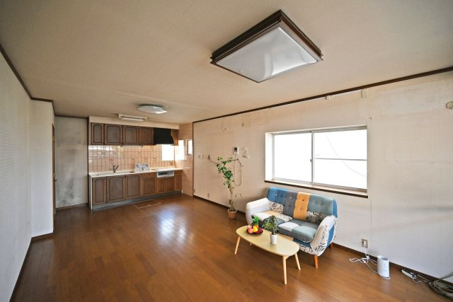 宝塚市高司1丁目中古戸建│4LDK+駐車１台可の居間・リビング|LDK約13.5帖 2面採光・通風の窓配置を採用したリビングです。自然光が差し込みやすく、窓から心地よい風が通り抜ける、明るく爽やかな空間が広がります。