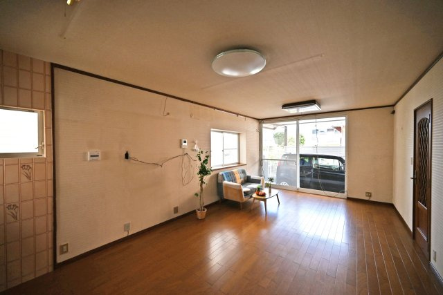 宝塚市高司1丁目中古戸建│4LDK+駐車１台可のダイニング|LDKは2面採光の明るい空間になっています。