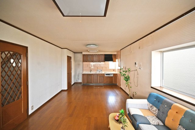 宝塚市高司1丁目中古戸建│4LDK+駐車１台可の居間・リビング|キッチンに向かって撮影した写真です。お料理をしている様子が見えるので、家族間のコミュニケーションもスムーズです。学校での出来事や職場での話など話題は尽きません。