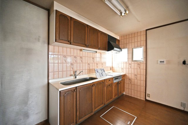 宝塚市高司1丁目中古戸建│4LDK+駐車１台可のキッチン|調理したものを、振り返ってすぐにダイニングテーブルに配膳でき、食事の後も食器をスムーズに片付けることが可能です。