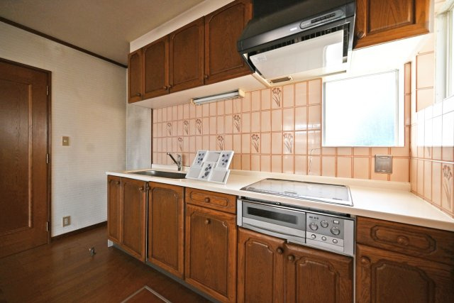 宝塚市高司1丁目中古戸建│4LDK+駐車１台可のキッチン|壁付けキッチンなので、空間を有効に使用できます。お料理に集中できる点もいいですね。