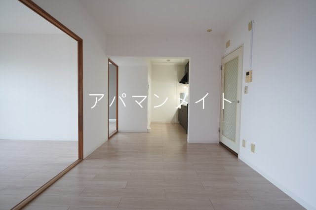 【居間・リビング】 | エスポワールいずみ野 | こちらの居間で趣味の時間をお楽しみください