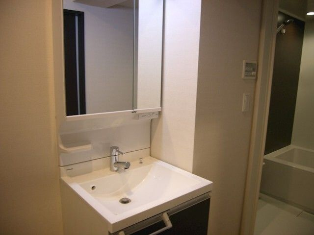 西小山フラワーハイツの洗面所|忙しい朝には欠かせない洗面所です