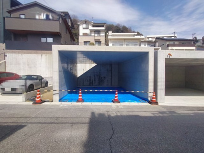 【外観】 | 広島市東区光が丘		 | 車庫サイズ:幅4.9m高さ2.6m奥行き6m