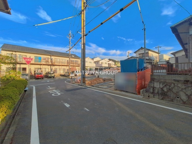 ブルーミングガーデン岡崎市上地5丁目－1号棟の前面道路含む現地写真