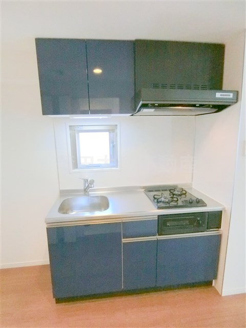コヌ　ブリーズ蒲田のキッチン|まな板を置く調理スペースのある2口ガスグリル付きシステムキッチン