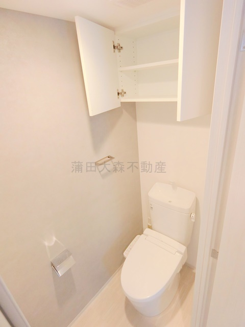 スタイリオ池上SOUTHのトイレ|吊戸棚収納と温水洗浄便座付きのトイレ　