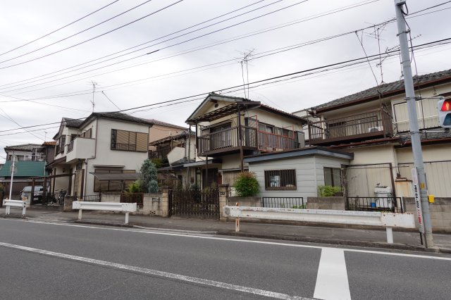 川越市石原町2丁目　建築条件なし売地の前面道路含む現地写真