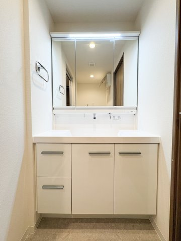 ヴィルヌーブ吾妻橋の洗面所|ヴィルヌーブ吾妻橋：三面鏡が付いた収納力もある洗面化粧台です！